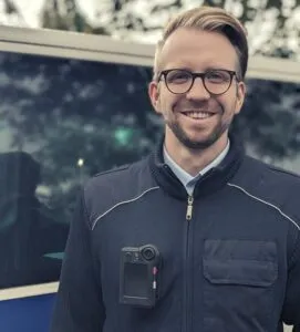 Glücklicher NetCo Body-Cam Träger